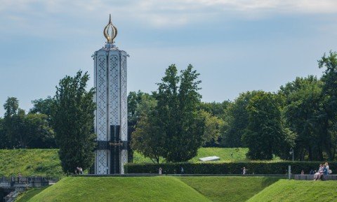 ウクライナにおける飢餓（ホロドモール）、自分の体を食べられるだけではなく自分でも食べる幼いペトロスちゃんを想像すると泣けてきた。