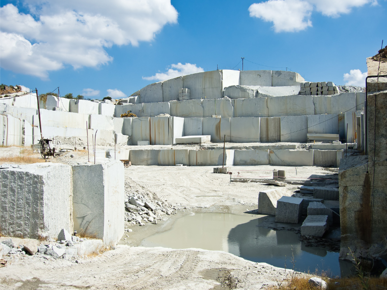 作品に魂を込めた彫刻家ジュリアーノ・ヴァンジ